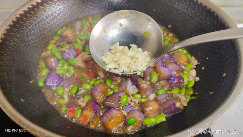 茄子和它天生一對，湯汁多好下飯！炒一炒燜一燜，軟嫩噴香滋味足、超級下飯