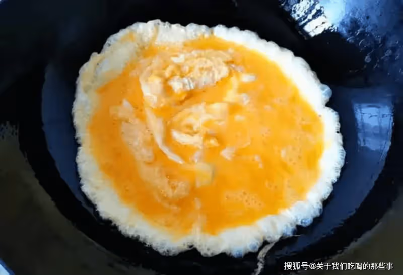 炒雞蛋怎麼做更好吃?教您一招,這麼炒雞蛋蓬鬆暄軟,還特別香