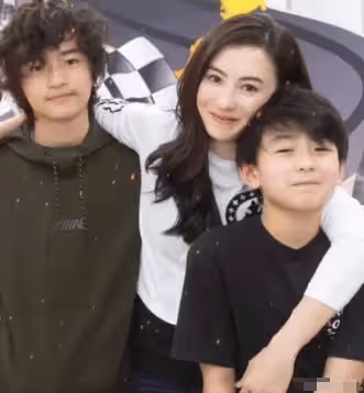 憑啥還被謝賢獨寵?與謝霆鋒離婚多年,三胎後張柏芝又」被懷孕」?