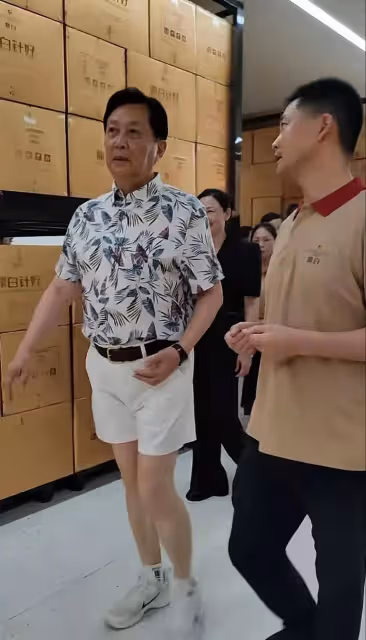 72歲唐國強現身參加活動，打扮時尚有型，上身健壯腿細被指不協調