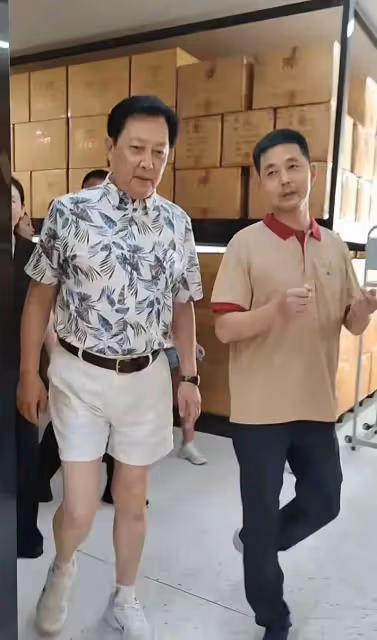 72歲唐國強現身參加活動，打扮時尚有型，上身健壯腿細被指不協調