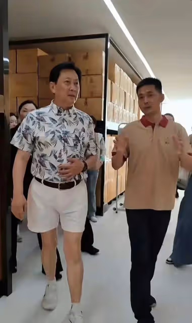 72歲唐國強現身參加活動，打扮時尚有型，上身健壯腿細被指不協調