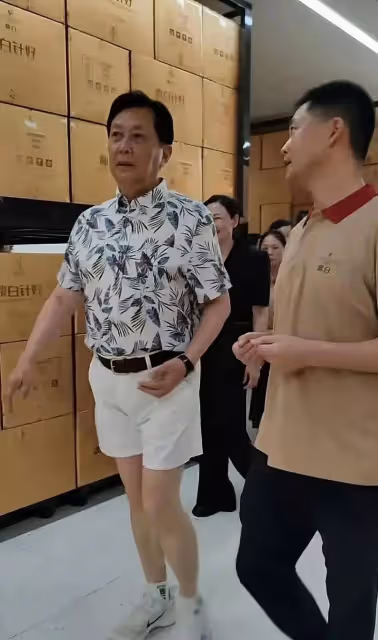 72歲唐國強現身參加活動，打扮時尚有型，上身健壯腿細被指不協調