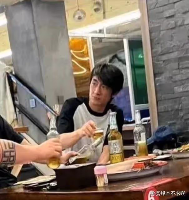 36歲林更新被偶遇,穿著樸實皮膚黝黑,網友爆笑調侃:像二大爺!