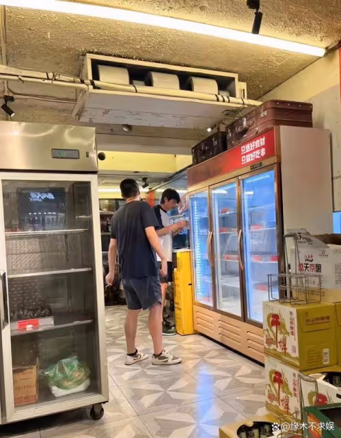 36歲林更新被偶遇,穿著樸實皮膚黝黑,網友爆笑調侃:像二大爺!