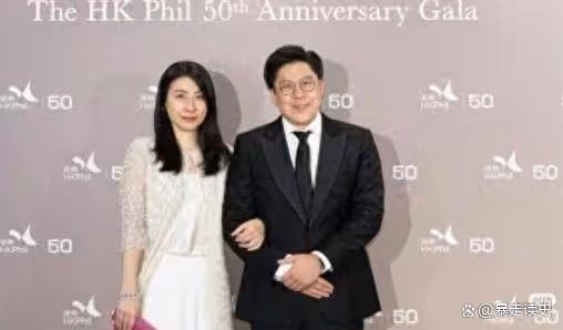 郭晶晶丈夫參加活動:穿小西裝露出小肚腩,現場還頻繁拍照發信息