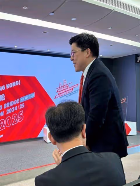 郭晶晶丈夫參加活動:穿小西裝露出小肚腩,現場還頻繁拍照發信息