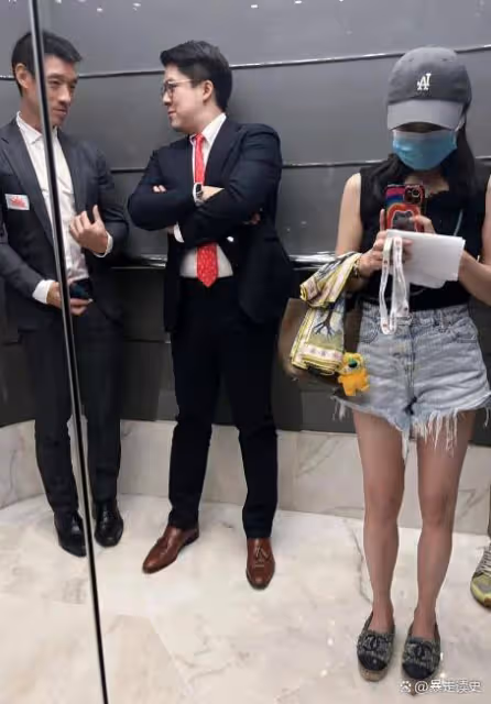 郭晶晶丈夫參加活動:穿小西裝露出小肚腩,現場還頻繁拍照發信息