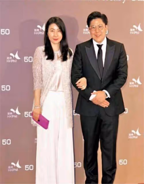 郭晶晶丈夫參加活動:穿小西裝露出小肚腩,現場還頻繁拍照發信息