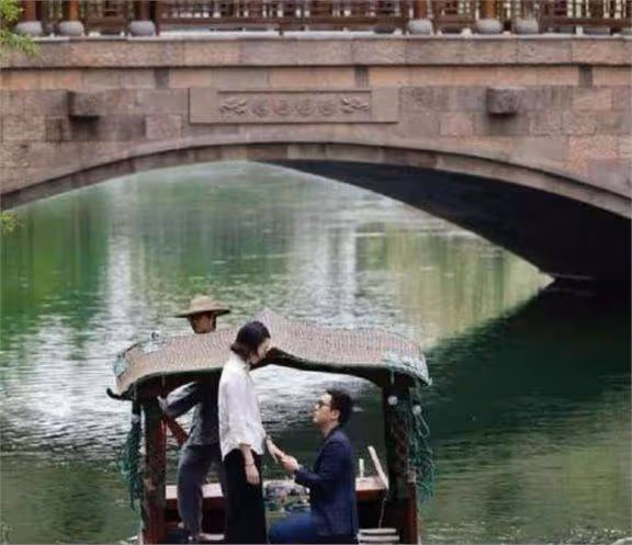 郭晶晶丈夫參加活動:穿小西裝露出小肚腩,現場還頻繁拍照發信息