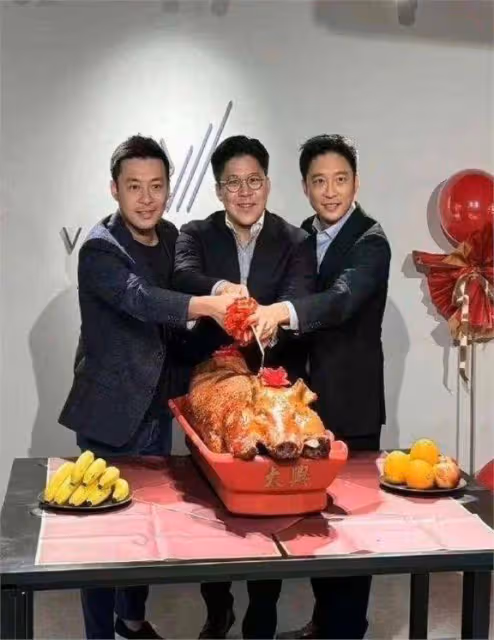 郭晶晶丈夫參加活動:穿小西裝露出小肚腩,現場還頻繁拍照發信息