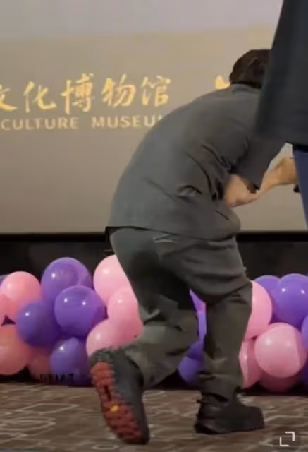 王菲一提起,謝霆鋒這樣做,網友驚訝不已!