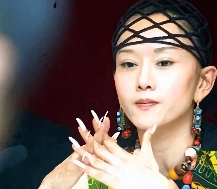 楊麗萍上台沒穿衣服？服裝都是彩繪的，鏡頭放大時太「搶眼」！