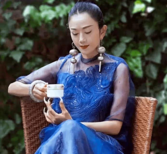 楊麗萍上台沒穿衣服?服裝都是彩繪的,鏡頭放大時太「搶眼」!