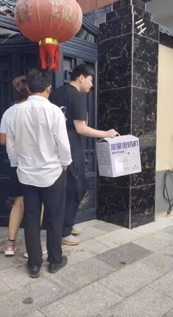 大衣哥家再遭堵門借錢,張口就是50萬,兒媳陳萌趕緊抱孩子離開