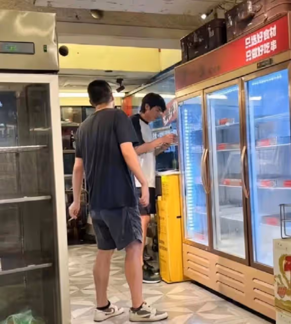 林更新抱娃照曝光,網友:有時間抱別人家孩子沒時間自己生一個嗎