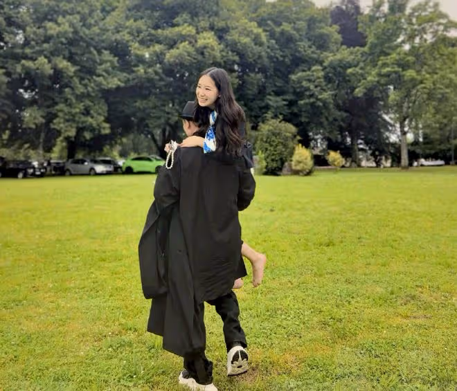 趙文卓夫妻接女兒回家,大女兒讀國外瑞士名校,一年學費近百萬