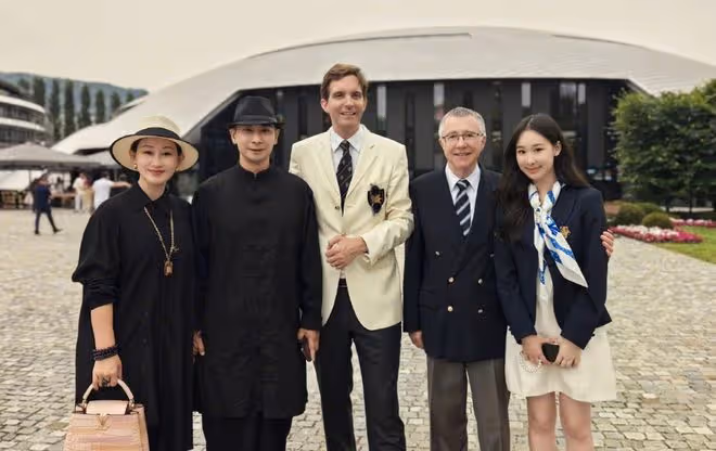 趙文卓夫妻接女兒回家,大女兒讀國外瑞士名校,一年學費近百萬