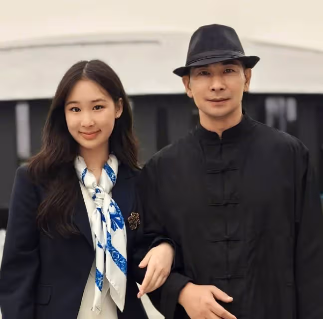 趙文卓夫妻接女兒回家,大女兒讀國外瑞士名校,一年學費近百萬