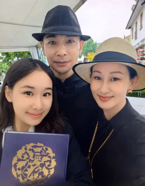 趙文卓夫妻接女兒回家，大女兒讀國外瑞士名校，一年學費近百萬