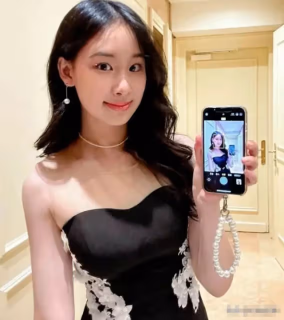 趙文卓夫妻接女兒回家，大女兒讀國外瑞士名校，一年學費近百萬