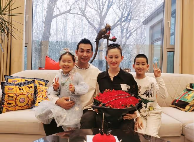 趙文卓夫妻接女兒回家，大女兒讀國外瑞士名校，一年學費近百萬
