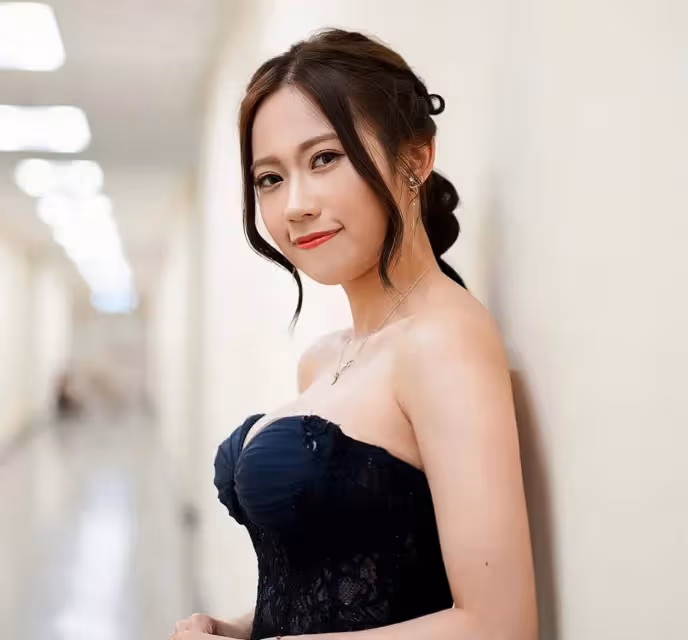 TVB女星黃婧靈不慎走光,露出紅色底褲,身材豐滿胸前負擔太大