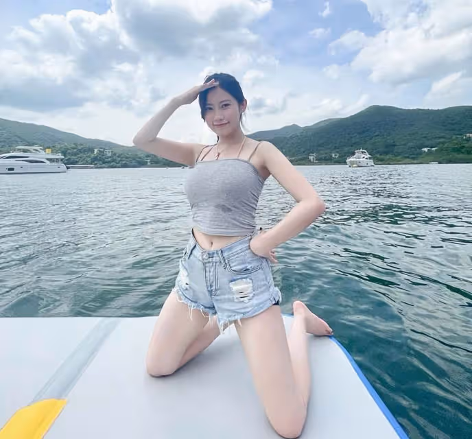 TVB女星黃婧靈不慎走光,露出紅色底褲,身材豐滿胸前負擔太大