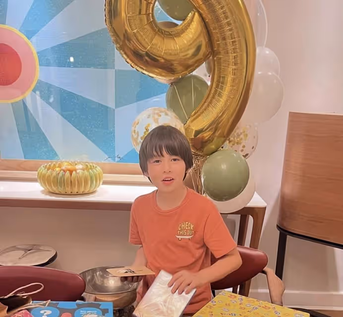 香港名模大兒子9歲生日,五官精緻顏值高,兩度原諒外籍老公出軌