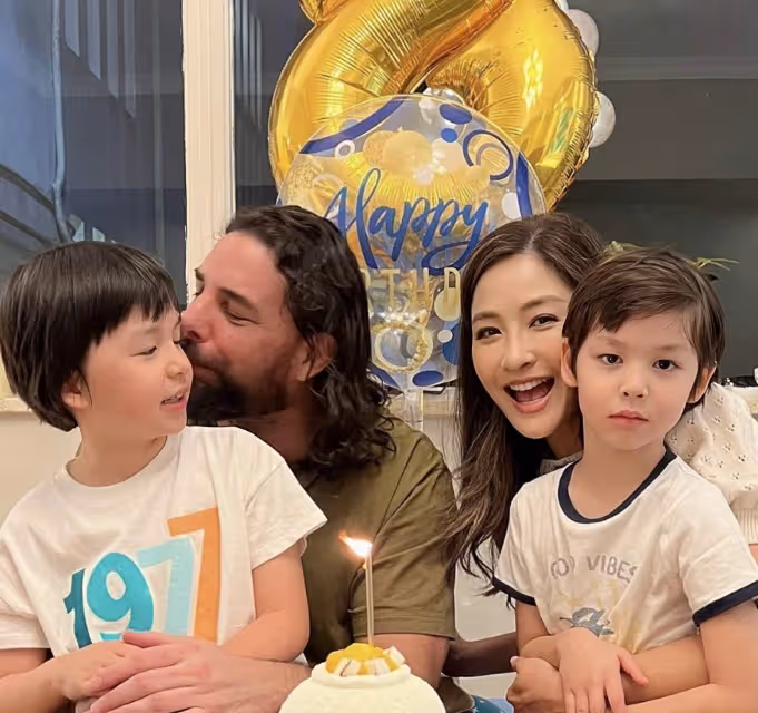 香港名模大兒子9歲生日,五官精緻顏值高,兩度原諒外籍老公出軌