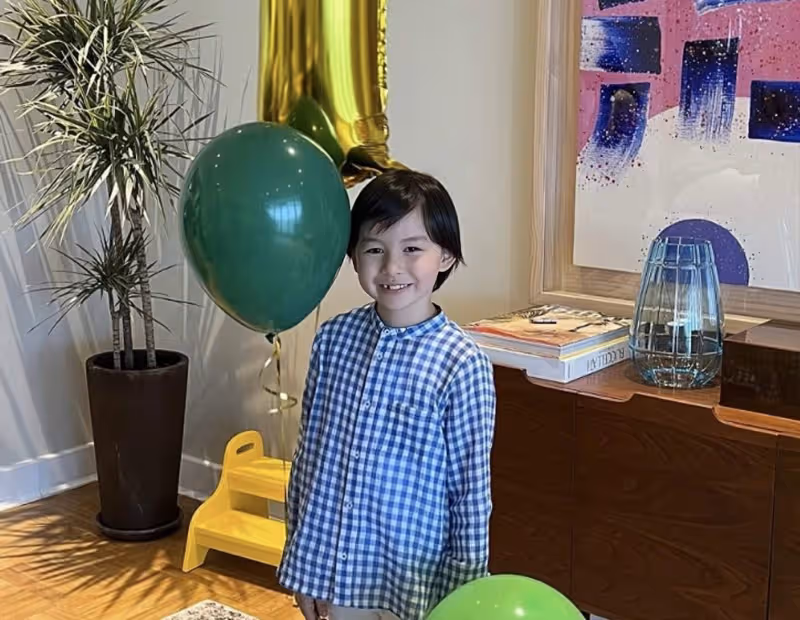 香港名模大兒子9歲生日,五官精緻顏值高,兩度原諒外籍老公出軌