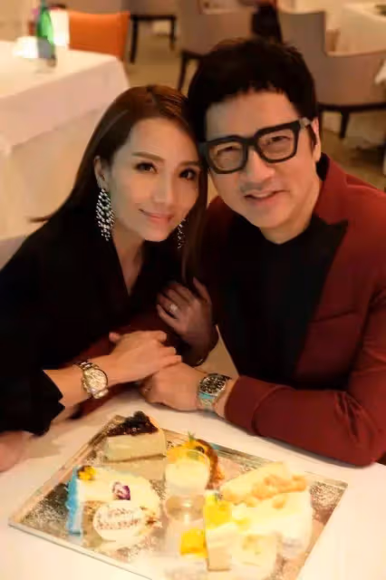TVB知名女星曬泳裝照,52歲腰身零贅肉,老公去年入選視帝五強