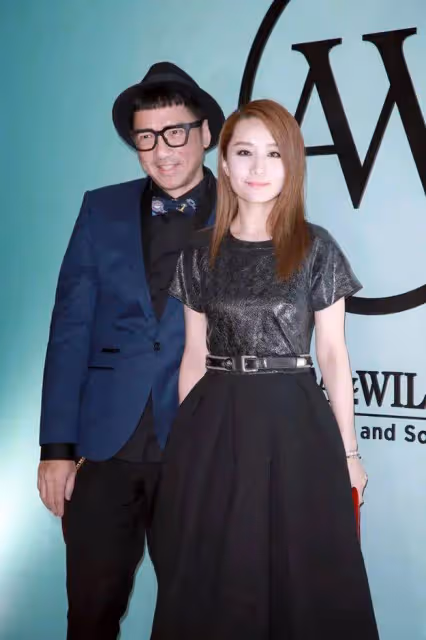 TVB知名女星曬泳裝照,52歲腰身零贅肉,老公去年入選視帝五強
