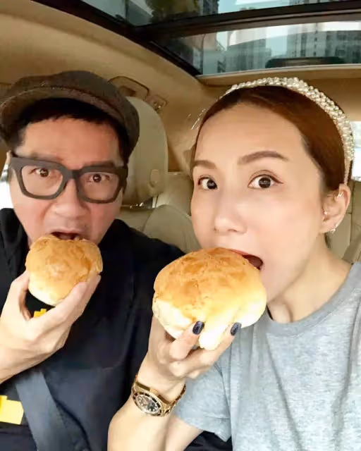 TVB知名女星曬泳裝照,52歲腰身零贅肉,老公去年入選視帝五強