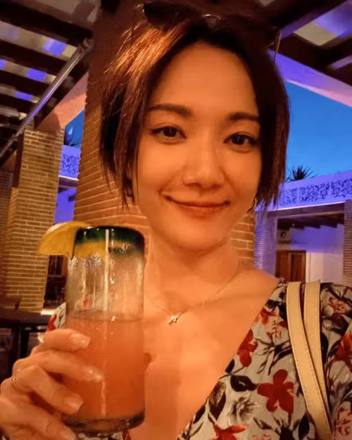 TVB前花旦王君馨曬泳衣照!與老公國外度假,一頭利落短髮吸睛