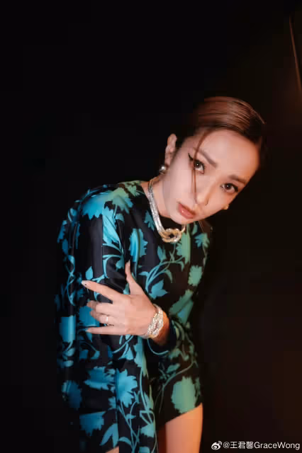TVB前花旦王君馨曬泳衣照!與老公國外度假,一頭利落短髮吸睛
