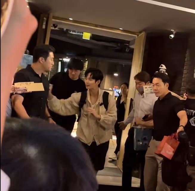 狗仔直擊｜金秀賢在台最後一夜！嗑金智媛同款麻辣鍋傳情　寵百粉收老婆禮物