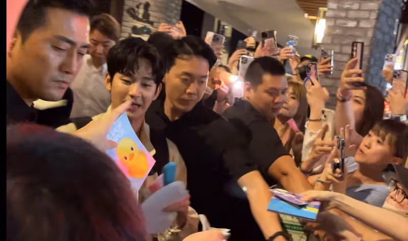 狗仔直擊｜金秀賢在台最後一夜！嗑金智媛同款麻辣鍋傳情　寵百粉收老婆禮物