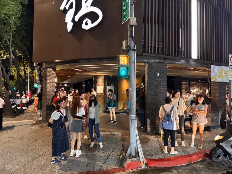 狗仔直擊｜金秀賢慶功宴嗑金智媛同款麻辣鍋　寵50粉甜笑比愛心　