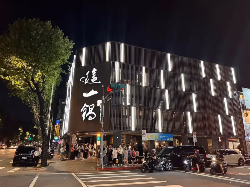 狗仔直擊｜金秀賢慶功宴嗑金智媛同款麻辣鍋　寵50粉甜笑比愛心　