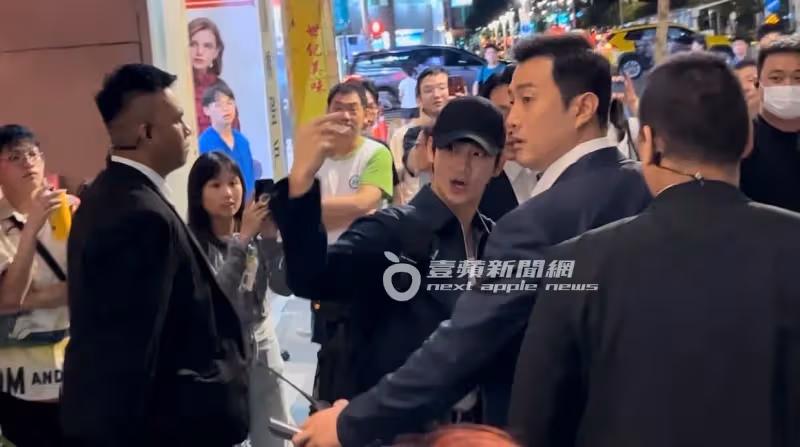 狗仔直擊｜金秀賢慶功宴嗑金智媛同款麻辣鍋　寵50粉甜笑比愛心　