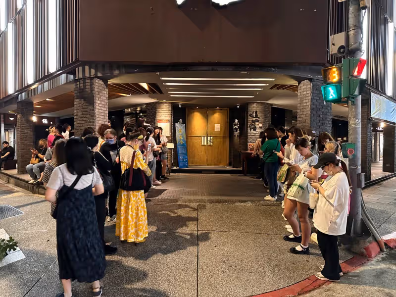 狗仔直擊｜金秀賢慶功宴嗑金智媛同款麻辣鍋　寵50粉甜笑比愛心　