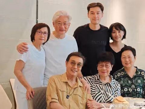 不再拍戲！74歲TVB老戲骨曬聚會照，意外曝光內地人氣男星太太容貌