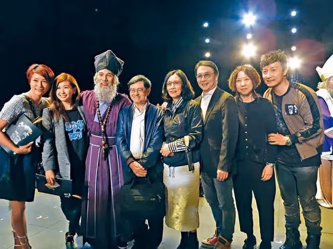 不再拍戲！74歲TVB老戲骨曬聚會照，意外曝光內地人氣男星太太容貌