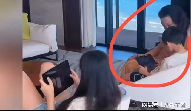 重男輕女!汪小菲全家淚別孫子,孫女獨自玩iPad,身體發育穿廉價T恤