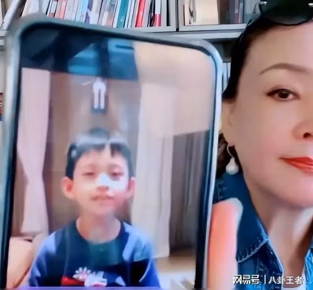 重男輕女!汪小菲全家淚別孫子,孫女獨自玩iPad,身體發育穿廉價T恤