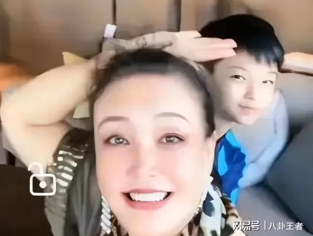 重男輕女!汪小菲全家淚別孫子,孫女獨自玩iPad,身體發育穿廉價T恤