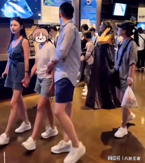 重男輕女!汪小菲全家淚別孫子,孫女獨自玩iPad,身體發育穿廉價T恤