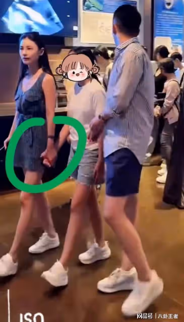 重男輕女!汪小菲全家淚別孫子,孫女獨自玩iPad,身體發育穿廉價T恤