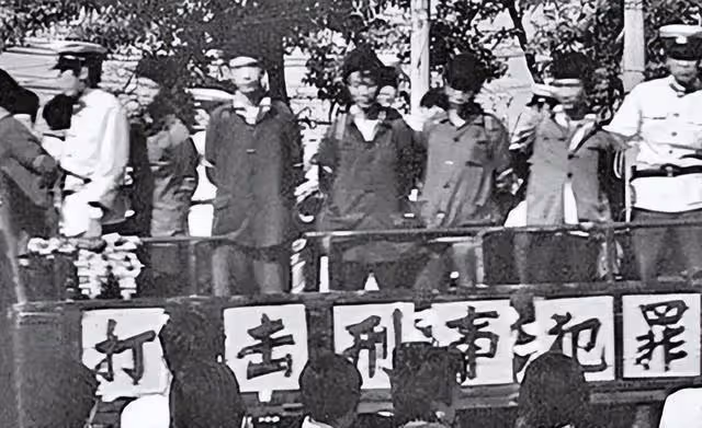 1983年嚴打導火索:8名農場青少年殘殺27人,凌辱女知青不配為人